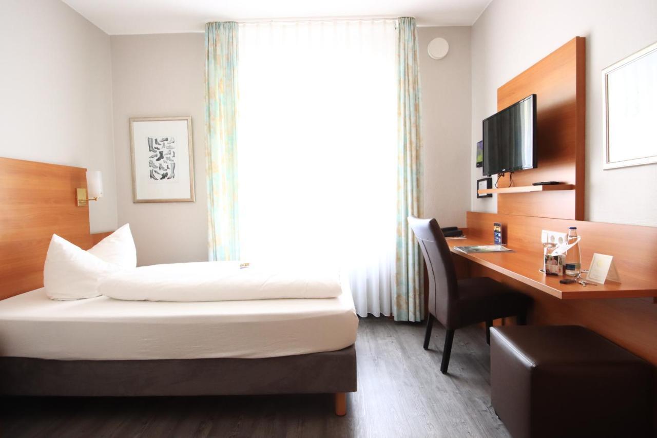 Small Single Room,1366385795:JPEG